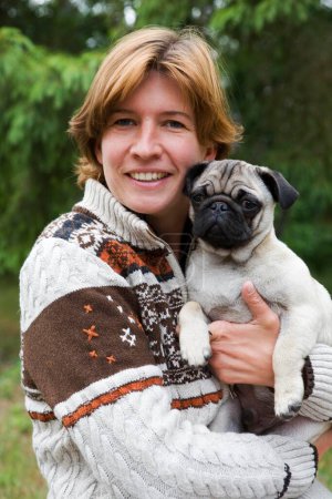 Porträt einer jungen Frau mit Hund