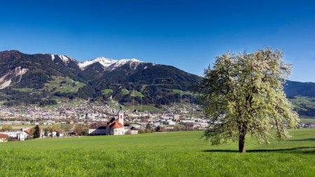 Blick auf die Stadt vor der Bergkulisse, Schwaz, Tirol, Österreich, Europa