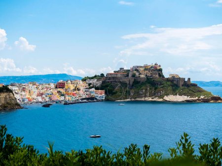 Blick auf die Insel Procida mit ihren bunten Häusern, dem Hafen und der Marina di Corricella auf der Rückseite des Berges, den Gefängnissen der Insel Procida, der Insel Procida, den Phlegräischen Inseln, dem Golf von Neapel, Kampanien, Italien, Europa