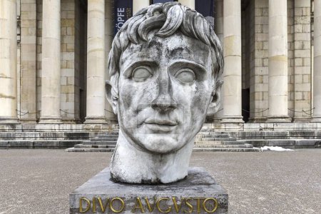 Cabeza del emperador Augusto, parte de una monumental escultura de mármol, gliptoteca en el fondo, Munich, Alta Baviera, Alemania, Europa