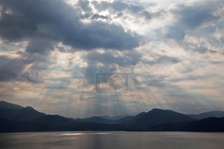 Dramatische Wolkenbildung, Sonnenstrahlen hinter dunklen Wolken, Gewitteratmosphäre, Lago Maggiore, Provinz Verbano-Cusio-Ossola, Region Piemont, Italien, Europa