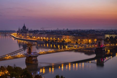 Stadtblick, Donau mit Kettenbrücke und Parlament in der Abenddämmerung, Budapest, Ungarn, Europa