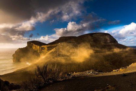 Felsige Küste, Halbinsel Capelinhos mit wolkenverhangenem Himmel, Insel Faial, Azoren, Portugal, Europa