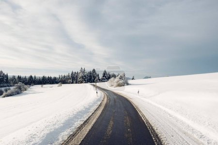Geräumte Landstraße in winterlicher Landschaft, Baden-Württemberg, Deutschland, Europa 