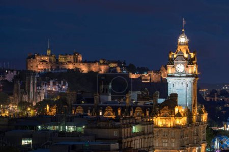 Blick auf das beleuchtete historische Zentrum von Edinburgh mit Balmoral Hotel Tower und Edinburgh Castle, Edinburgh, Schottland, Großbritannien, Europa