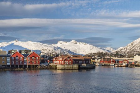 Stadtbild Svolvaer, Hafen, schneebedeckte Berge im Hintergrund, Austvgy, Lofoten, Norwegen, Europa 