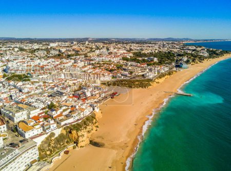 Luftaufnahme des Fishermen Beach, Albufeira, Algarve, Portugal, Europa