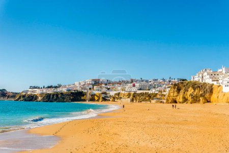 Amplia playa de arena, paisaje urbano, Albufeira, Algarve, Portugal, Europa