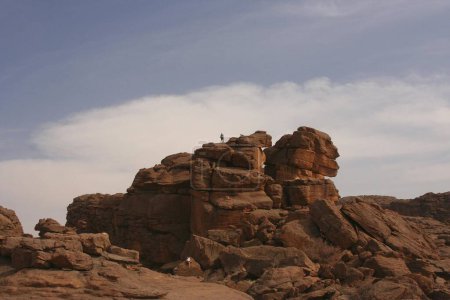 D'énormes rochers à la lisière nord de la falaise de Bandiagara près de Douentza, Mali, Afrique