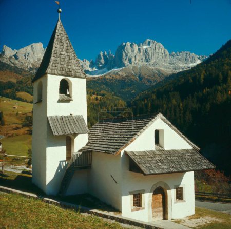 Kapelle, kleine Dorfkirche, Dolomiten St. Cyprian mit Rosengarten, Südtirol, Italien, Europa