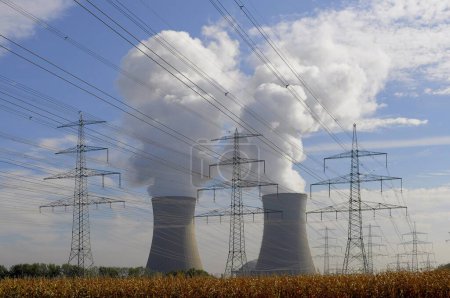 NUCLEAR POWER PLANT in Verbindung setzen. Kernkraftwerk Grafenrheinfeld bei Schweinfurt, Hochspannungsleitungen, Strommasten, Kühlturm mit Dampfwolke
