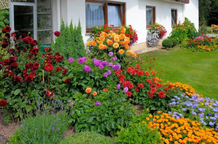 Baden-Wrttemberg, casa de la Selva Negra con jardín de flores en verano, diferentes flores de verano en el jardín 