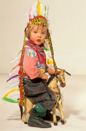 Enfant jusqu'à 4 ans, fille habillée en Indienne