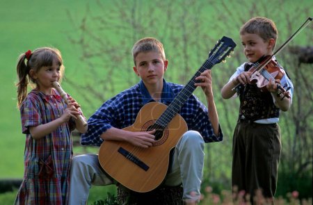 Children play the flute, guitar and violin