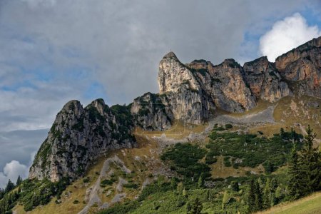 Rotspitze con la cruz de la cumbre, montañas de Rofan, Achensee, Maurach, Tirol, Austria, Europa
