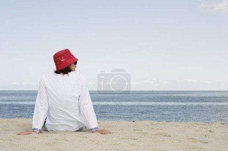 Frau mit rotem Hut am Strand, List, Insel Sylt