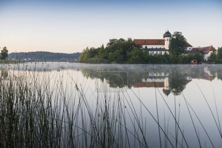 Temprano en la mañana en la Abadía de Seeon en una isla en Seeoner Ver lago, Seeon-Seebruck, Chiemgau, Alta Baviera, Baviera, Alemania, Europa