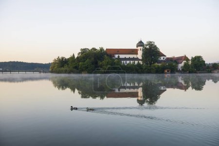 Temprano en la mañana en la Abadía de Seeon en una isla en Seeoner Ver lago, Seeon-Seebruck, Chiemgau, Alta Baviera, Baviera, Alemania, Europa