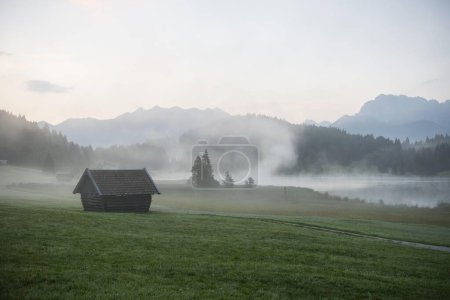 Morgennebel, Geroldsee oder Wagenbrchsee, dahinter Karwendel, Deutschland, Europa 