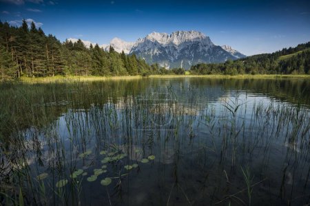 Luttensee bei Mittenwald, hinter dem Karwendelgebirge, Werdenfelser Land, Oberbayern, Bayern, Deutschland, Europa