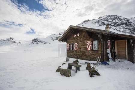 Traditionelles Holzchalet und verschneite Winterlandschaft, Melchsee-Frutt, Kanton Obwalden, Schweiz, Europa