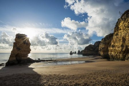 falaises colorées et lever du soleil à la plage, Praia da Dona Ana, Lagos, Algarve, Portugal, Europe