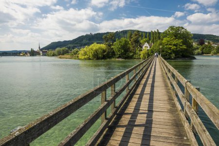 Pont en bois traversant le Rhin jusqu'au monastère île de Werd, Stein am Rhein, canton de Schaffhouse, Suisse, Europe