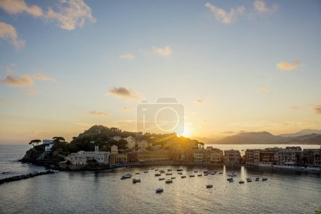 Blick auf das Dorf mit Hafen in der Bucht Baia del Silenzio bei Sonnenuntergang, Sestri Levante, Provinz Genua, Riveria di Levante, Ligurien, Italien, Europa