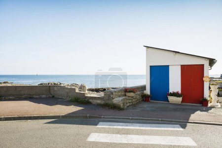 Garage am Meer in den französischen Nationalfarben, Guilvinec, Finistere, Bretagne, Frankreich, Europa