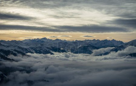 Blick von Hochbrixen über Brixen im Thale zum Alpenhauptkamm mit Grovenediger, Tirol, Österreich, Europa 