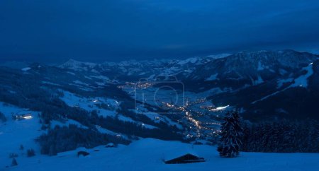 Blick im Morgengrauen von Hochbrixen nach Brixen im Thale, Kirchberg und Kitzbüheler Alpen, Tirol, Österreich, Europa 