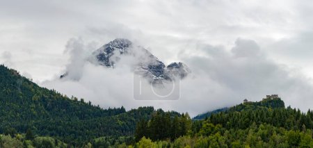 Burgruine Ehrenberg mit Laubwald und Bergen im Nebel, Ehrenberg, Reutte, Ausserfern, Tirol, Österreich, Europa