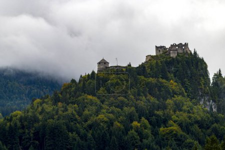 Burgruine Ehrenberg mit Laubwald und Bergen im Nebel, Ehrenberg, Reutte, Ausserfern, Tirol, Österreich, Europa