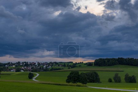 Gewitterhimmel mit kleiner Dorf- und Wiesenlandschaft, Kngetried, Unterallgu, Bayern, Deutschland, Europa 