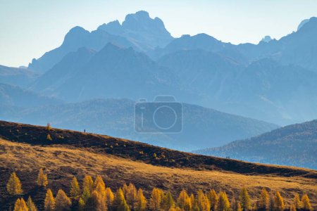 Wanderer auf dem Herbstgrat mit Peitlerkofl im Hintergrund, Vals, Valstal, Südtirol, Italien, Europa