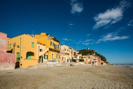 Bunte Häuser am Strand, Varigotti, Finale Ligure, Riviera di Ponente