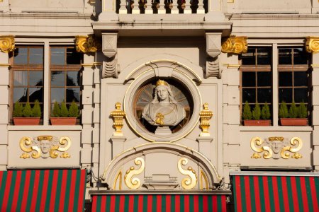Detalle, figura en la fachada de la casa del gremio en Grand Place, Grote Markt