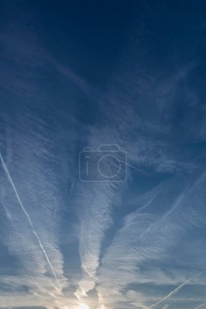 Varios senderos de condensación en el cielo azul, Baviera