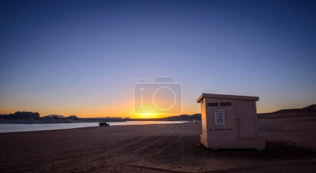 Strandhaus bei Sonnenaufgang, Sandstrand von Lone Rock Beach am Lake Powell, Glen Canyon National Recreation Area