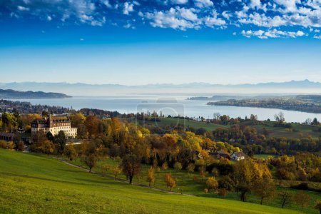 Blick auf den Bodensee im Herbst, Schloss Spetzgart vorn, Alpenkette hinten