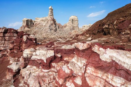 Bizarre Felslandschaft mit versteinerten Salzschichten am Rande des Karumsees