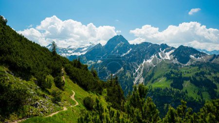 Panorama des Gleitschirmweges über das Oytal nach Höfen, Allgäuer Alpen, Allgäu, Bayern, Deutschland, Europa
