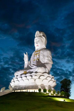 Riesige beleuchtete Guan Yin Statue in der Abenddämmerung am Wat Huay Pla Kang Tempel, Chiang Rai, Nordthailand, Thailand, Asien