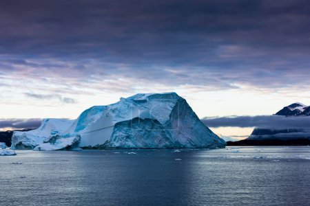 Iceberg al amanecer, Scoresbysund, Groenlandia Oriental, Groenlandia, América del Norte