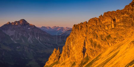Blick vom Krumbacher Höhenweg in der Morgensonne auf den Biberkopf, 2599m, Allgäuer Alpen, Allgäu, Bayern, Deutschland, Europa