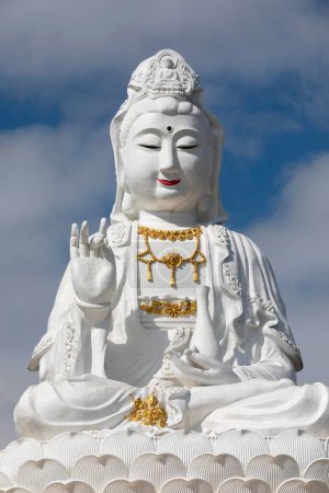 Estatua de Guan Yin en el templo de Wat Huay Pla Kang, Buda sentado en flor de loto, Chiang Rai, norte de Tailandia, Tailandia, Asia