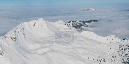 Panorama en hiver, montagnes enneigées au-dessus de la couverture nuageuse, Nebelhorn, 2224m, Rubihorn, 1957m et Gruenten, 1783m, Alpes Allgaeu, Allgaeu, Bavière, Allemagne, Europe