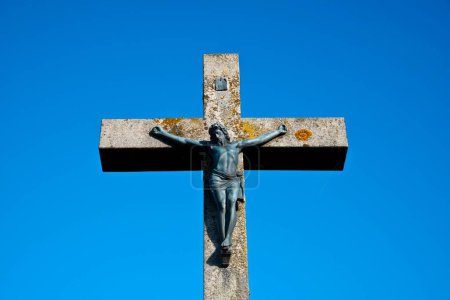 Crucifijo, cruz de campo con una figura de Cristo, Swabian Alb, Baden-Wuerttemberg, Alemania, Europa