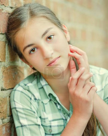 Niña, adolescente, 13 años, apoyada contra una pared, retrato, Alemania, Europa
