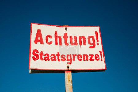 Signe "Achtung Staatsgrenze", allemand pour la prudence, frontière de l'État